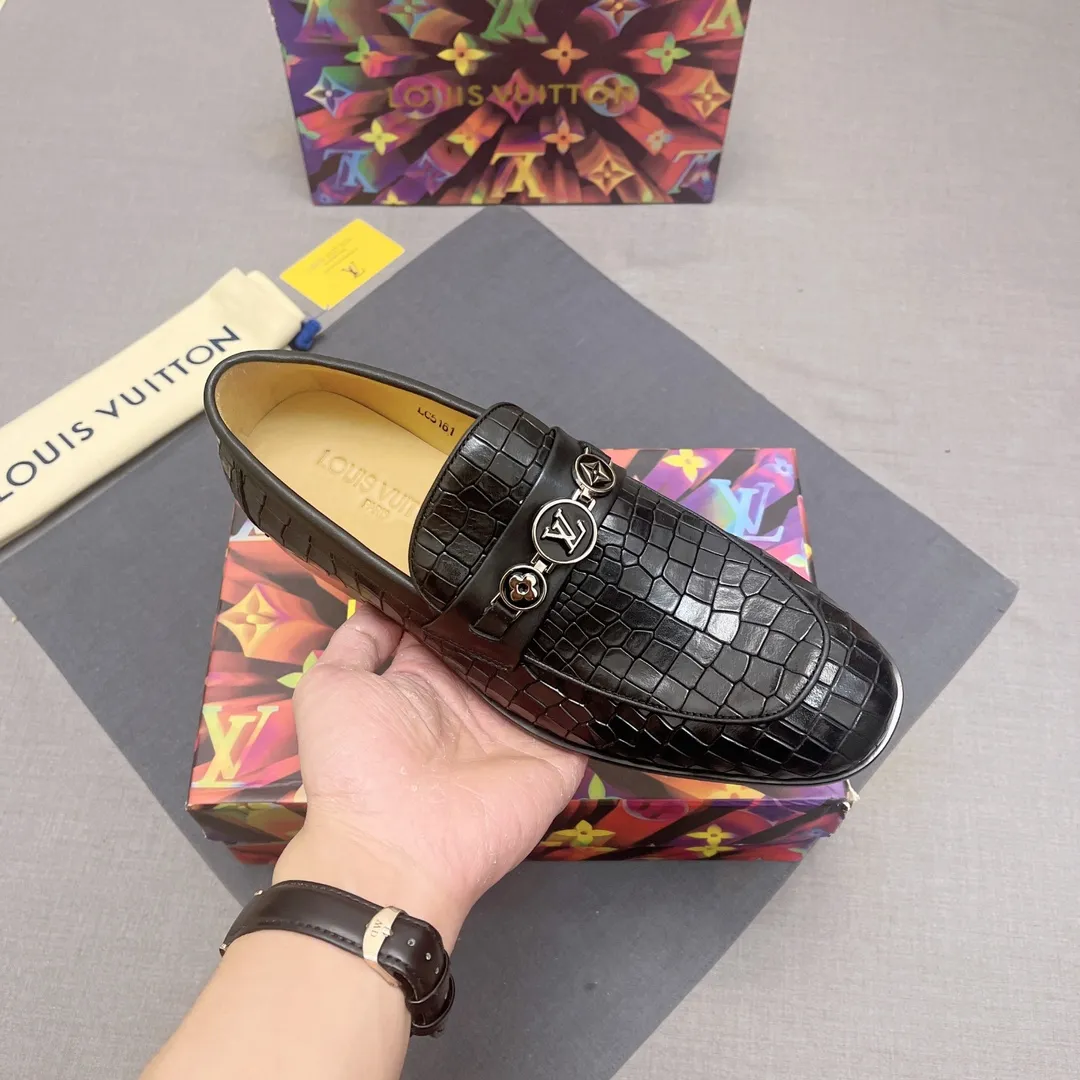 p440【LV】《Lv leather shoes are a must-have for trendy men. 👟Strong European fashion atmosphere. Generous shoe last. High-end quality. Fully imported first-layer cowhide. Sheepskin lining. Comfortable on the feet. Lightweight rubber outsole is thick and comfortable. 👍👍Its unique talent lies in its unremitting pursuit of innovation. 0️⃣0️⃣2️⃣ Code number 39 to 44 (Can be customized for 38.45) No. 0117